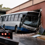 Imagem ilustrativa: Motorista perde controle e ônibus colide com motel no anel rodoviário de belo horizonte