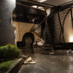Imagem ilustrativa: Ônibus perde controle e invade motel em belo horizonte causando estragos