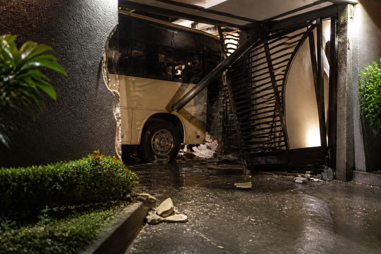 Imagem ilustrativa: Ônibus perde controle e invade motel em belo horizonte causando estragos