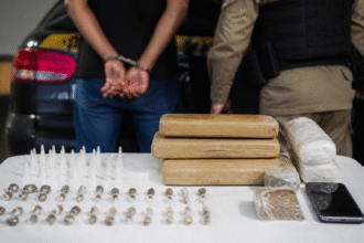 Imagem ilustrativa: Operação policial em Carandaí resulta em prisão por tráfico e apreensão de drogas no bairro Praia