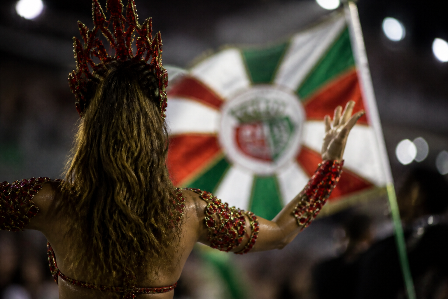 Imagem ilustrativa: Paolla Oliveira gera polêmica ao elogiar Anitta como rainha da bateria da Grande Rio
