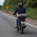 Imagem ilustrativa: Passageiro é flagrado viajando sobre saco de caroços de açaí em moto na br-316 no pará