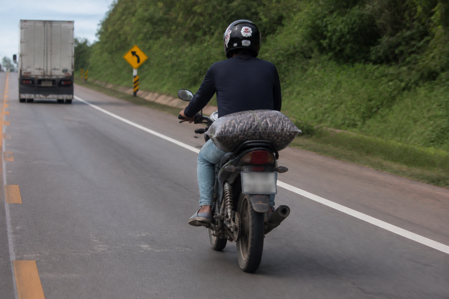 Imagem ilustrativa: Passageiro é flagrado viajando sobre saco de caroços de açaí em moto na br-316 no pará