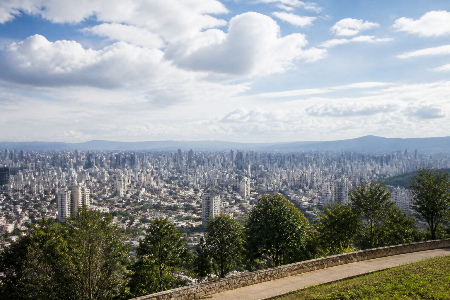 Imagem ilustrativa: Previsão do tempo em belo horizonte neste domingo máxima de 31C e céu parcialmente nublado