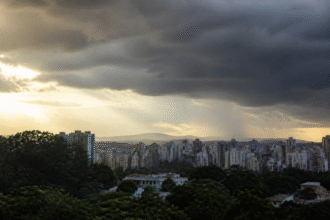 Imagem ilustrativa: Previsão do tempo para Belo Horizonte hoje sol com aumento de nuvens e pancadas de chuva à noite