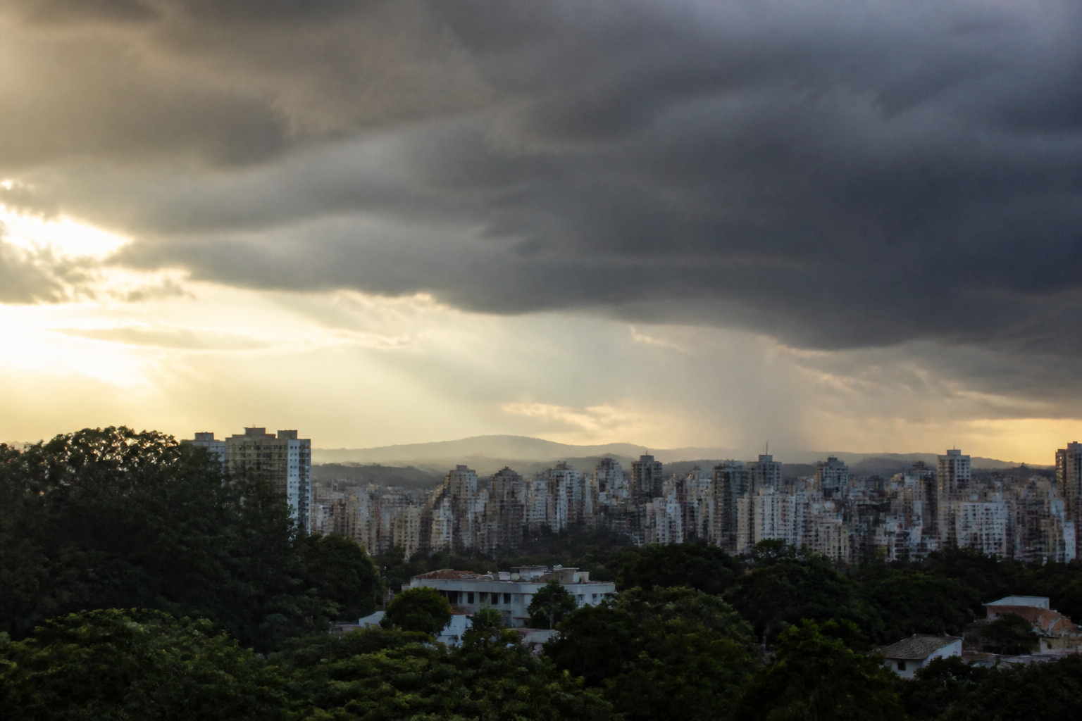 Imagem ilustrativa: Previsão do tempo para Belo Horizonte hoje sol com aumento de nuvens e pancadas de chuva à noite