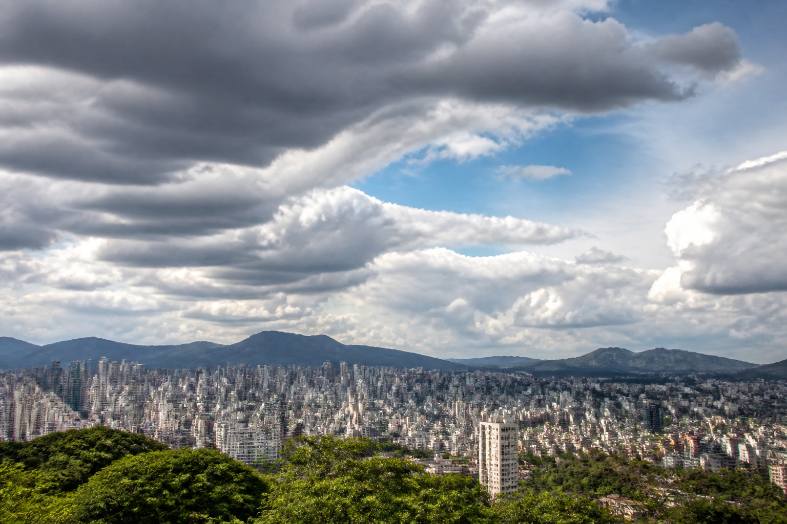 Imagem ilustrativa: Previsão do tempo para Belo Horizonte hoje sol com muitas nuvens e períodos nublados à noite