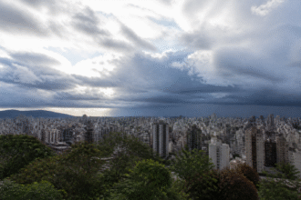 Imagem ilustrativa: Previsão do tempo para belo horizonte hoje sol e aumento de nuvens com possibilidade de pancadas à noite