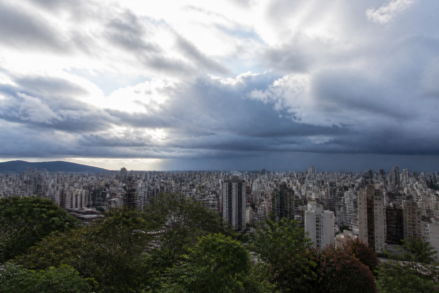 Imagem ilustrativa: Previsão do tempo para belo horizonte hoje sol e aumento de nuvens com possibilidade de pancadas à noite