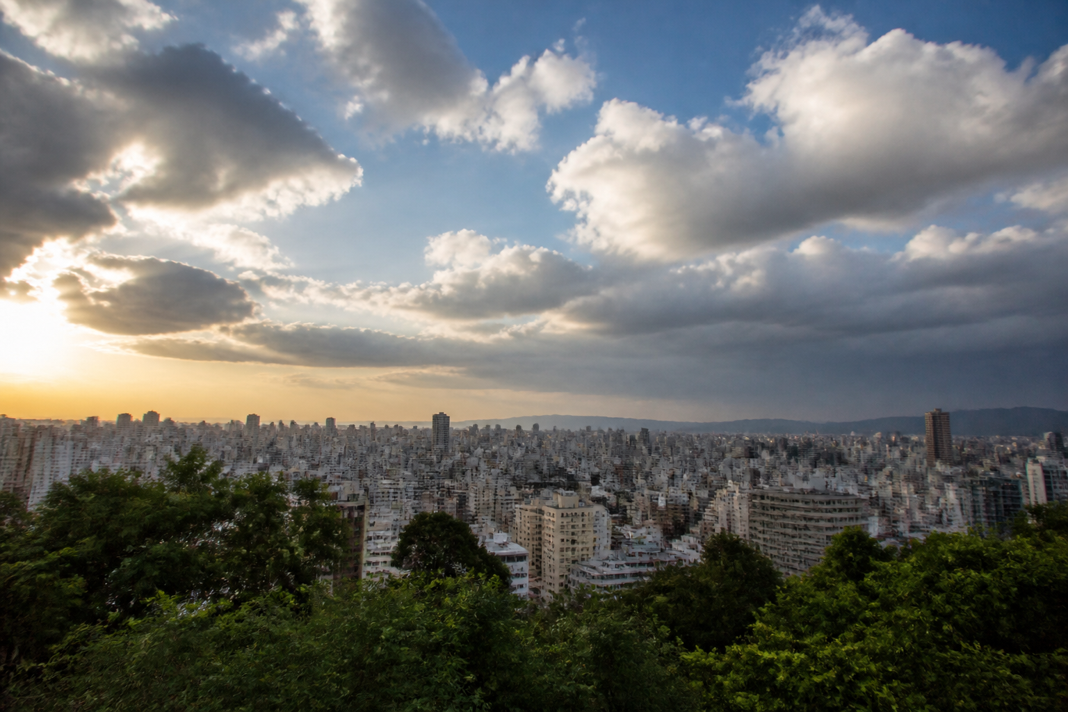 Imagem ilustrativa: Previsão do tempo para Belo Horizonte sol nuvens e chuvas rápidas ao longo do dia