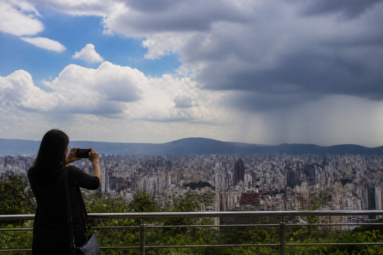 Imagem ilustrativa: Previsão do tempo para Belo Horizonte sol predominante com pancadas de chuva pela manhã e à noite