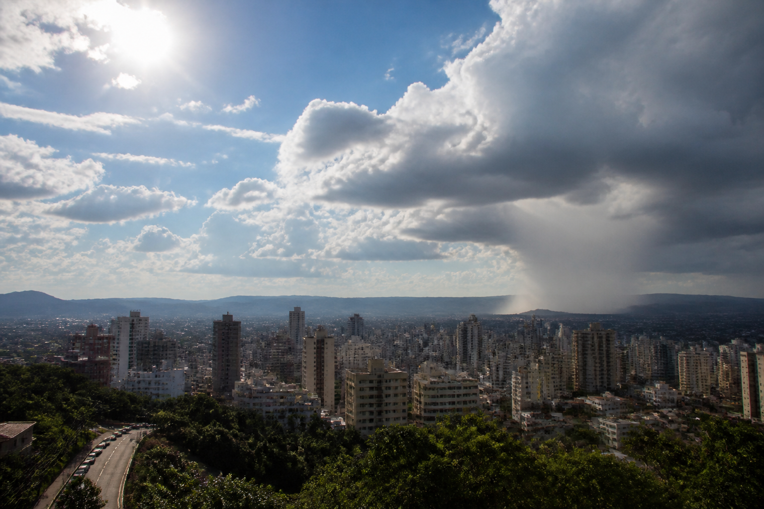 Imagem ilustrativa: Previsão do tempo para hoje em Belo Horizonte sol nuvens e pancadas de chuva à tarde e à noite