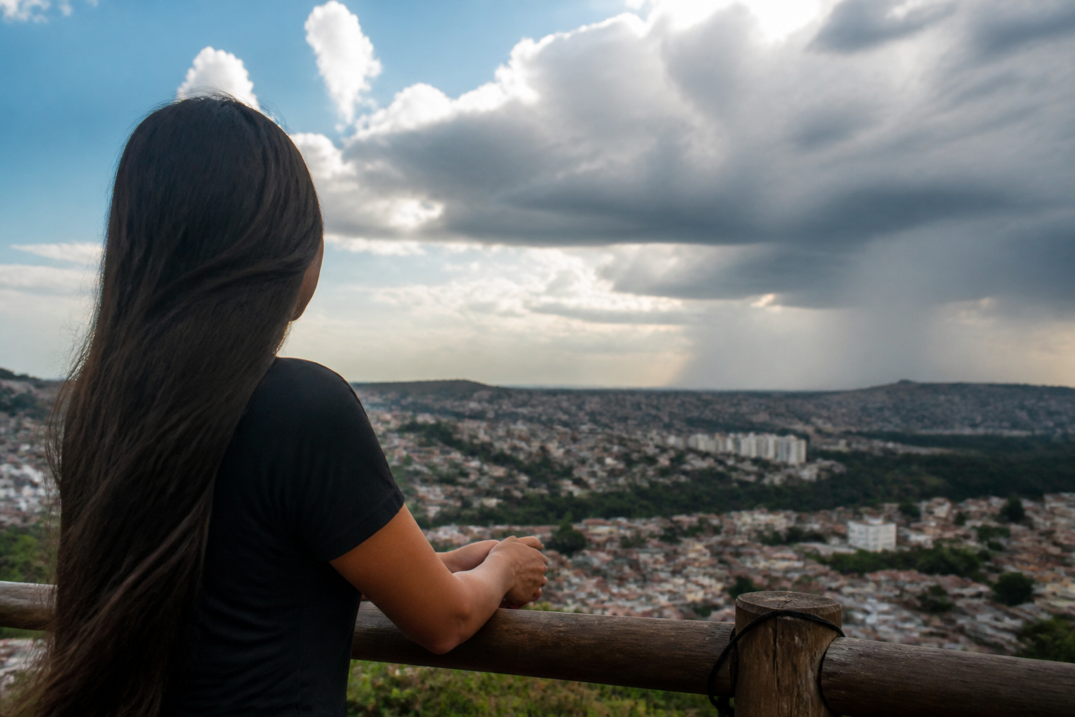 Imagem ilustrativa: Previsão do tempo para hoje em Ribeirão das Neves MG sol nuvens e chuvas rápidas ao longo do dia