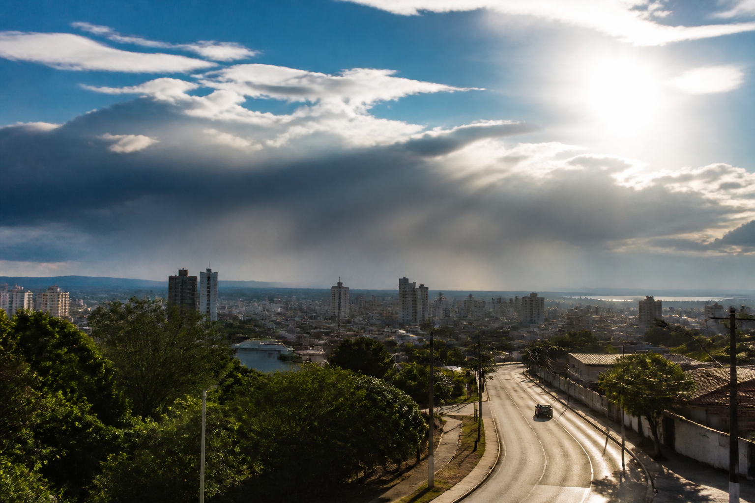 Imagem ilustrativa: Previsão do tempo para hoje em sete lagoas mg sol nuvens e chuva passageira à tarde