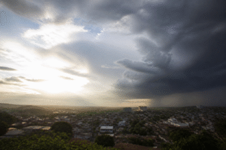 Imagem ilustrativa: Previsão do tempo para ribeirão das neves hoje sol aumento de nuvens e pancadas de chuva à noite