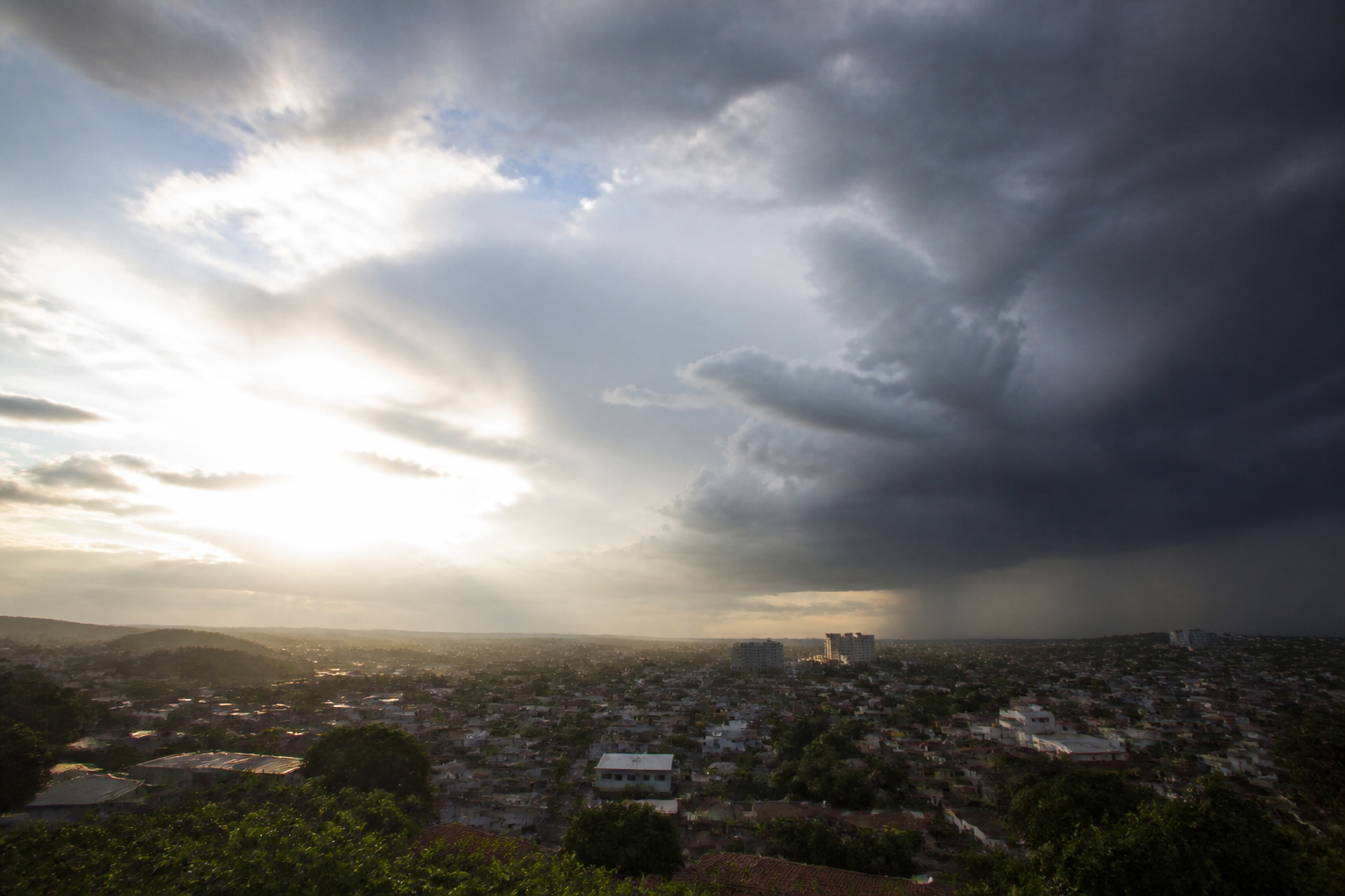 Imagem ilustrativa: Previsão do tempo para ribeirão das neves hoje sol aumento de nuvens e pancadas de chuva à noite
