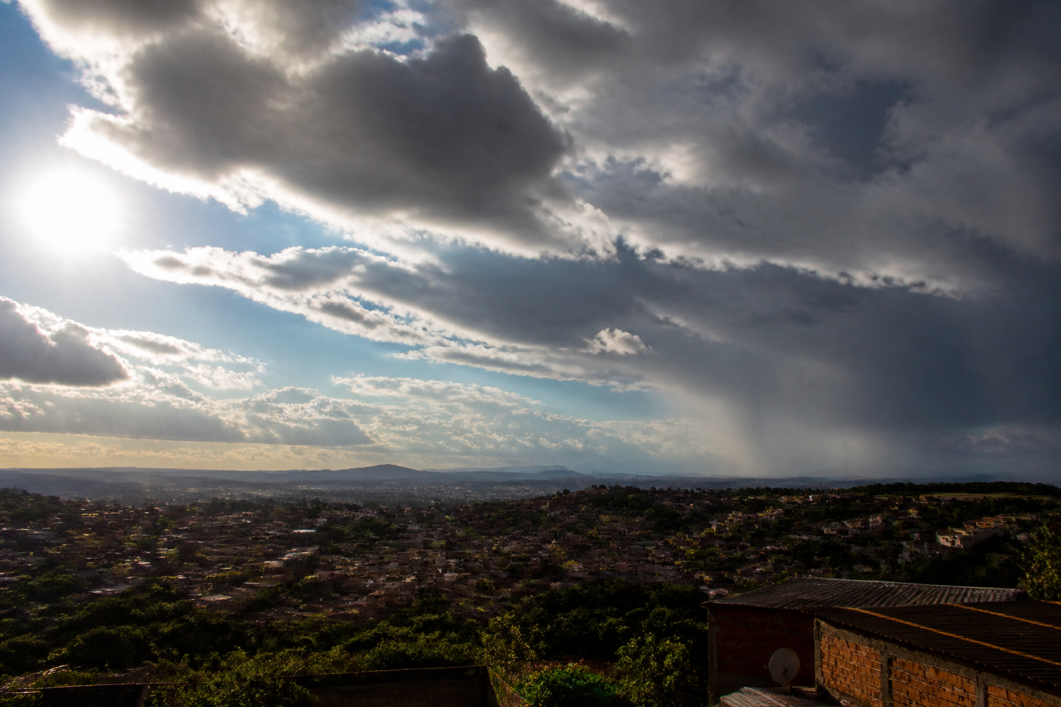 Imagem ilustrativa: Previsão do tempo para Ribeirão das Neves MG hoje sol com nuvens e chuvas rápidas ao longo do dia