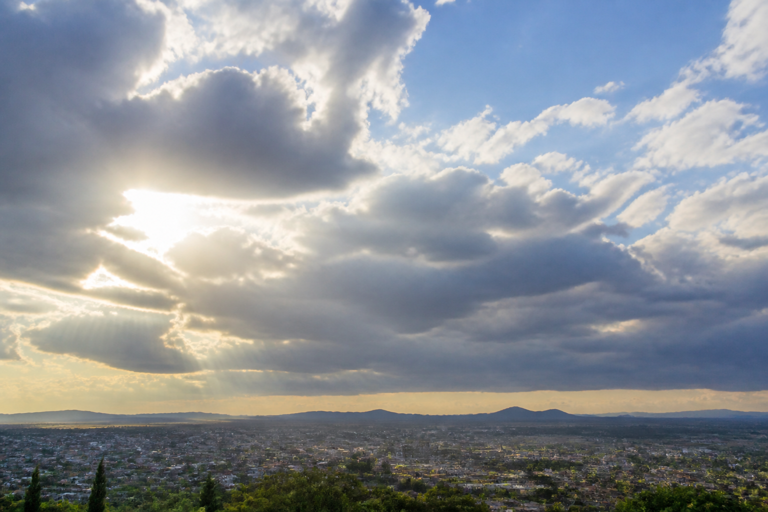 Imagem ilustrativa: Previsão do tempo para sete lagoas mg sol entre nuvens e períodos nublados nesta quarta-feira