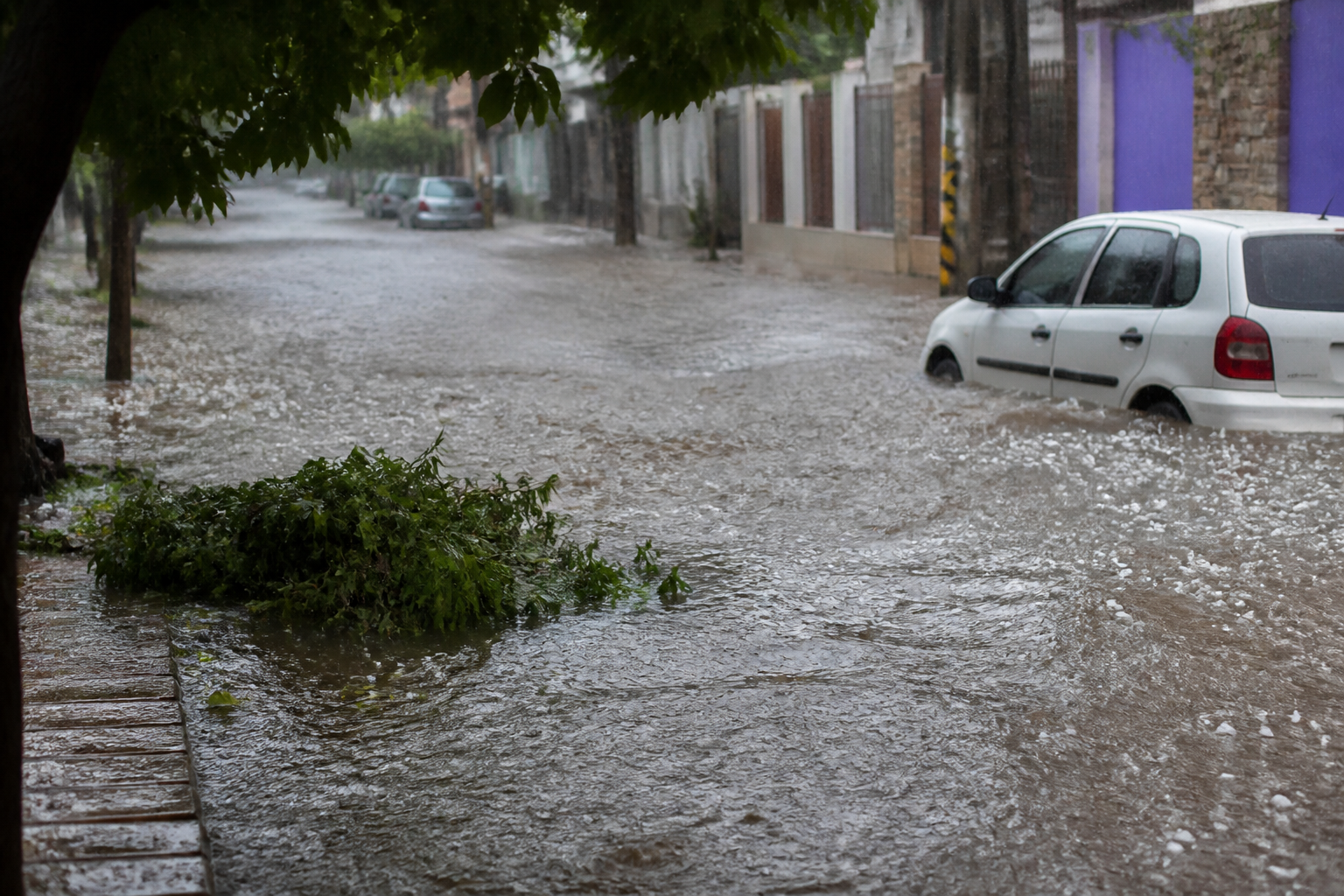 Imagem ilustrativa: Temporal com granizo causa alagamentos e falta de energia no Vale do Aço