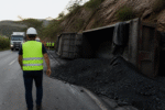 Imagem ilustrativa: Tombamento de caminhão de carvão na br-356 deixa seis feridos em ouro preto