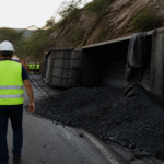Imagem ilustrativa: Tombamento de caminhão de carvão na br-356 deixa seis feridos em ouro preto