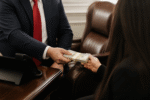 Imagem ilustrativa: Trump presenteia assistente com 45 mil dólares e chama de impressora humana
