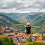 Imagem ilustrativa: Uma vila colorida nas montanhas de Minas Gerais com a tirolesa mais alta do Brasil