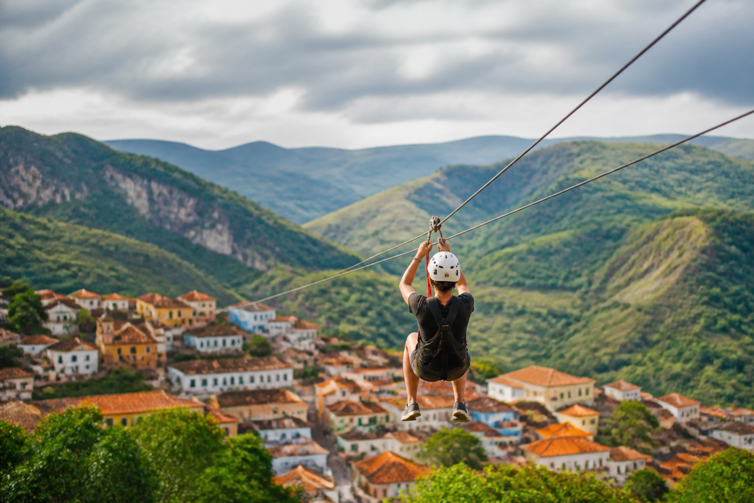 Imagem ilustrativa: Uma vila colorida nas montanhas de Minas Gerais com a tirolesa mais alta do Brasil
