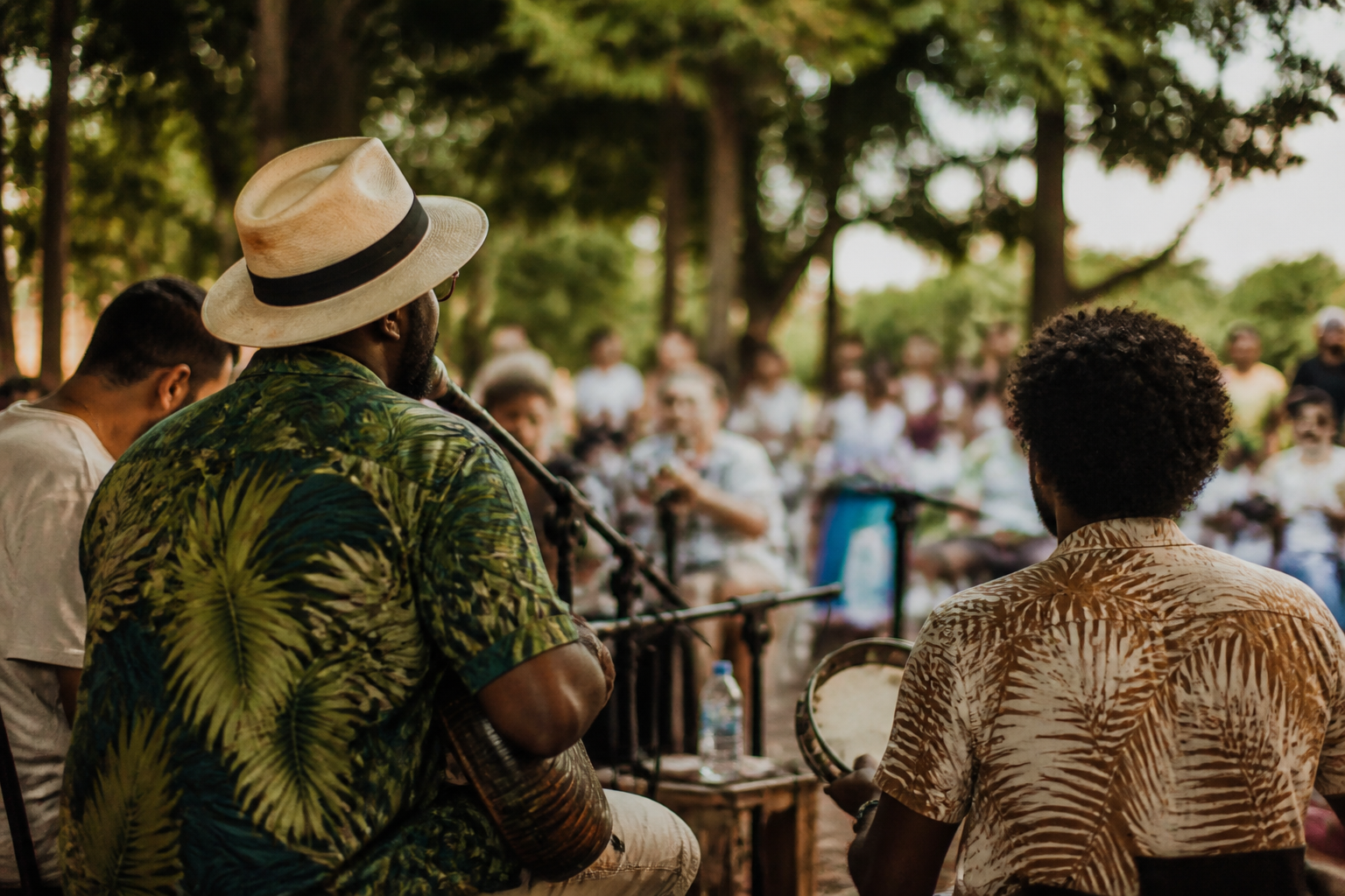 Imagem ilustrativa: Véspera de feriado tem samba de boa na praça com criolo raiz e manu dias em belo horizonte