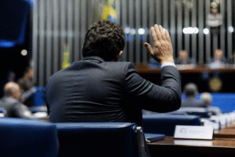 Imagem ilustrativa: Alessandro Vieira defende renovação no Senado após reeleição e critica atual liderança