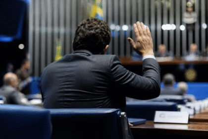 Imagem ilustrativa: Alessandro Vieira defende renovação no Senado após reeleição e critica atual liderança