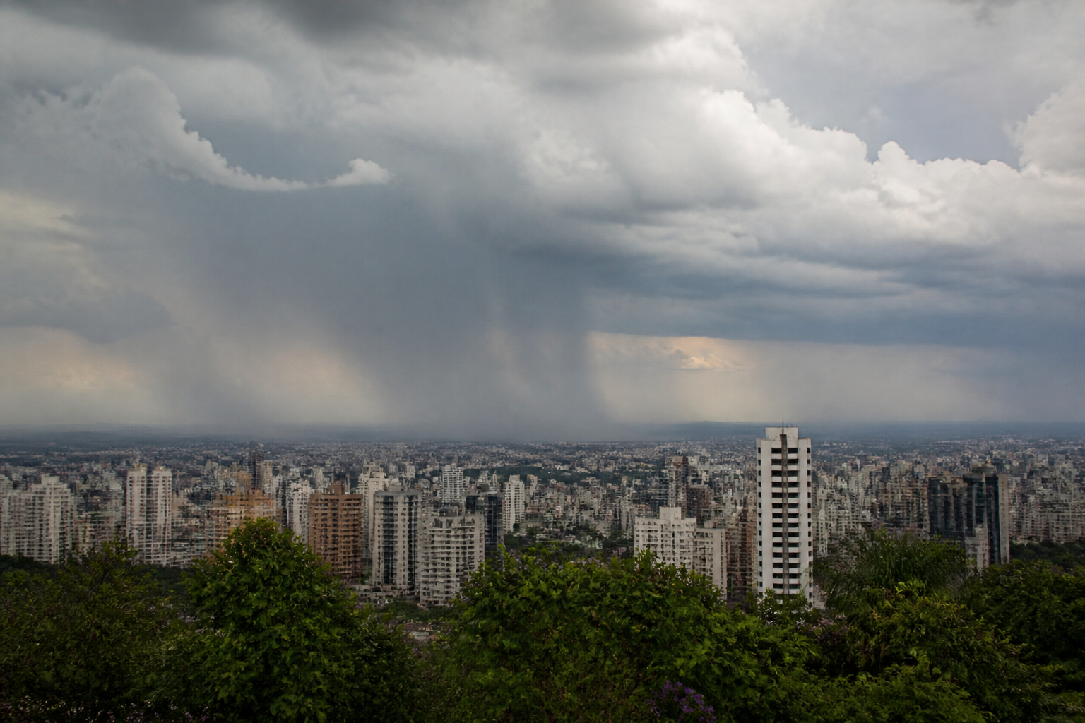 Imagem ilustrativa: Belo Horizonte terá máxima de 34C e possibilidade de chuva neste sábado veja o que esperar