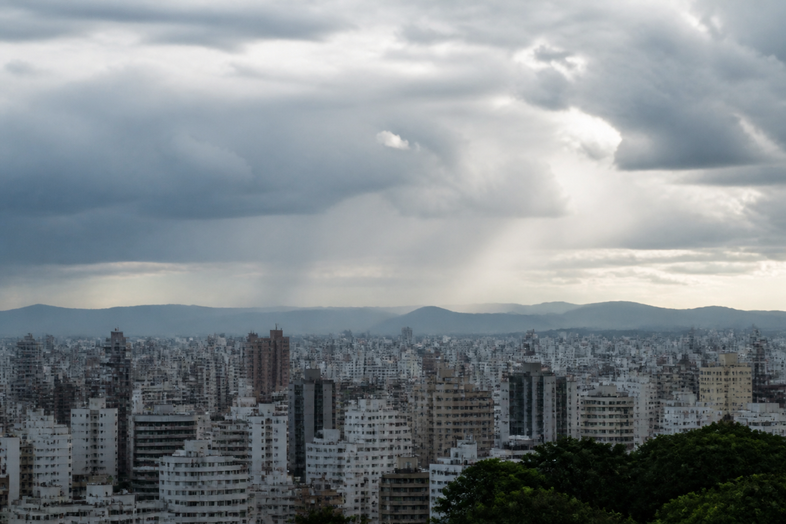 Imagem ilustrativa: Calor dá trégua em Belo Horizonte e previsão indica retorno de chuvas no fim de semana
