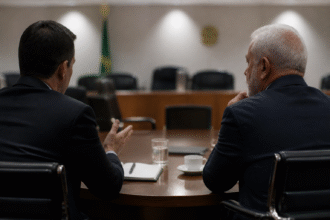 Imagem ilustrativa: Flávio e Lula ajustam estratégias diante da crise no STF e pressão política em 2026