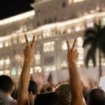 Imagem ilustrativa: Gesto 22 no Copacabana Palace revela tensão política em ato pró-Lula no Rio
