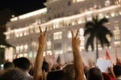 Imagem ilustrativa: Gesto 22 no Copacabana Palace revela tensão política em ato pró-Lula no Rio
