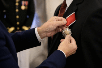 Imagem ilustrativa: Governador de minas honra professor Márcio Luís com medalhas da Inconfidência e jk