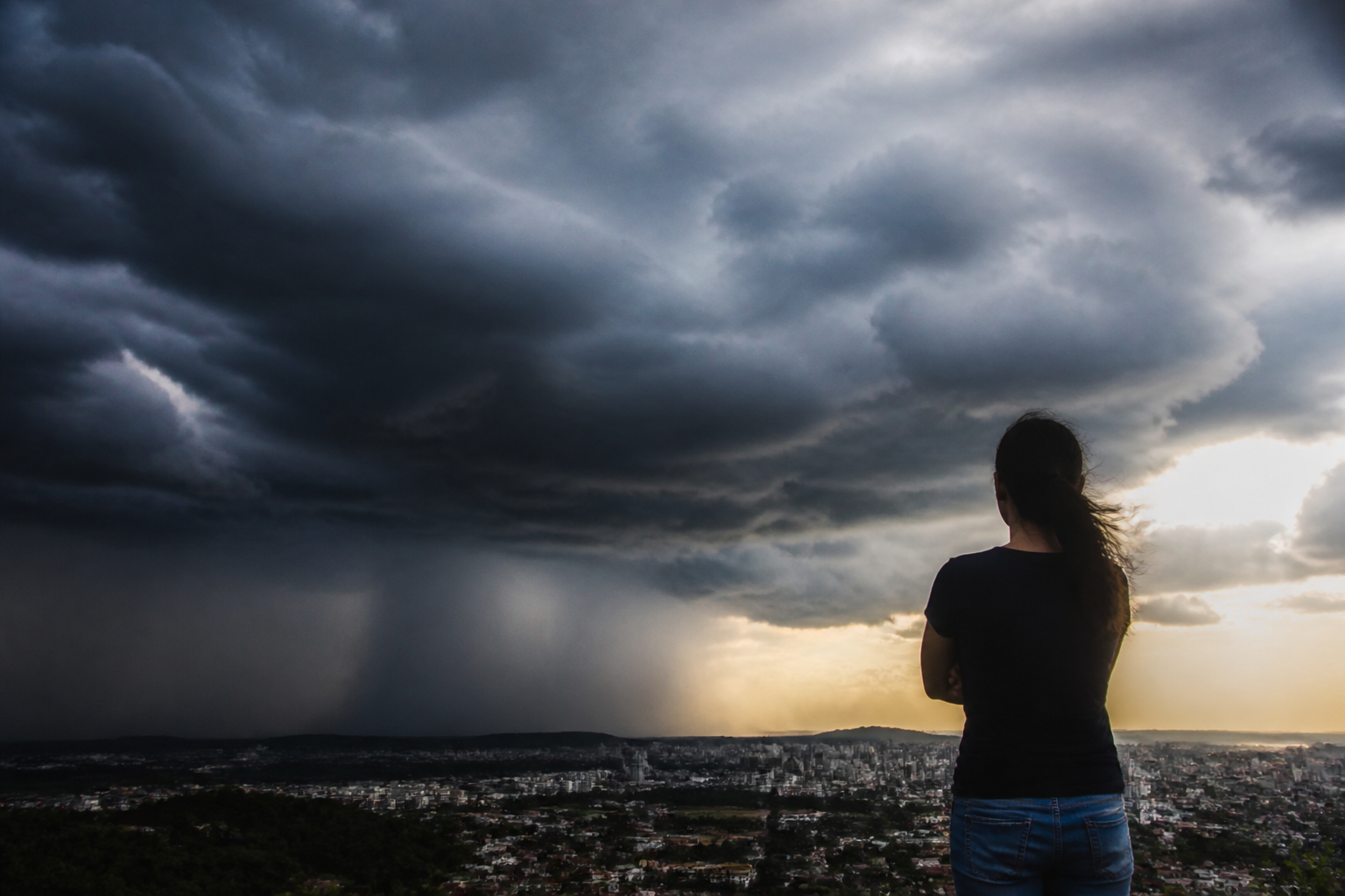 Imagem ilustrativa: Inmet alerta para temporais no Centro-Sul e calor intenso no Nordeste em outubro de 2026