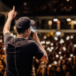 Imagem ilustrativa: João Gomes defende democracia durante show em Londrina e responde a cobranças políticas