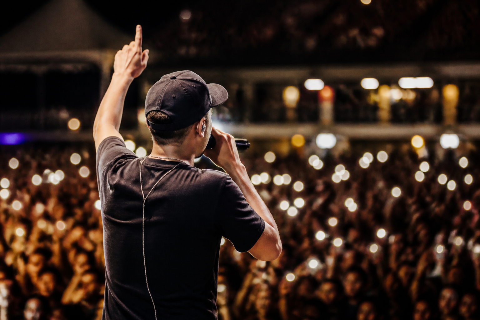 Imagem ilustrativa: João Gomes defende democracia durante show em Londrina e responde a cobranças políticas