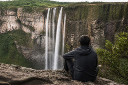 Imagem ilustrativa: Jovem tenta salvar namorada e casal sofre queda fatal em cachoeira de 85 metros em Minas Gerais