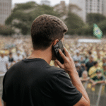 Imagem ilustrativa: Nikolas liga para Flávio Bolsonaro durante ato político no centro de Belo Horizonte