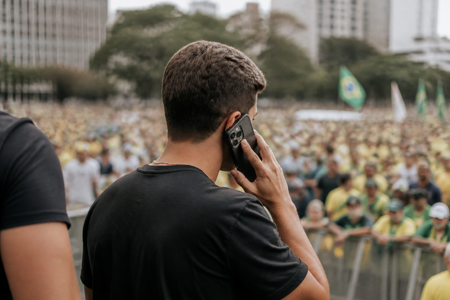 Imagem ilustrativa: Nikolas liga para Flávio Bolsonaro durante ato político no centro de Belo Horizonte