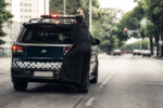 Imagem ilustrativa: Padre em Belo Horizonte se pendura em carro da Guarda Municipal e cai após veículo acelerar