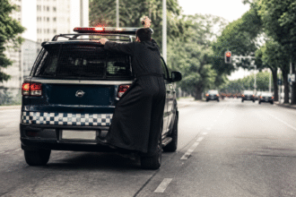 Imagem ilustrativa: Padre em Belo Horizonte se pendura em carro da Guarda Municipal e cai após veículo acelerar
