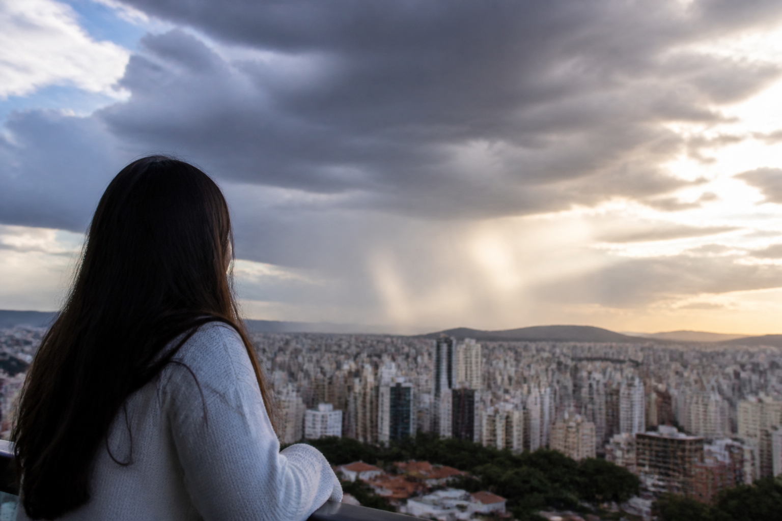 Imagem ilustrativa: Previsão do tempo em Belo Horizonte sol com nuvens e chuvas rápidas durante o dia e à noite