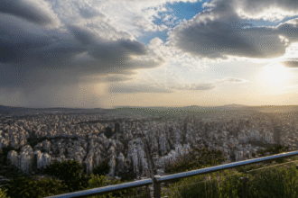 Imagem ilustrativa: Previsão do tempo para hoje em Belo Horizonte sol nuvens e pancadas de chuva à tarde e à noite