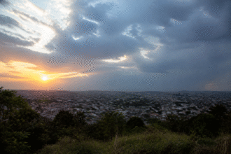Imagem ilustrativa: Previsão do tempo para hoje em ribeirão das neves sol nuvens à tarde e chuva à noite