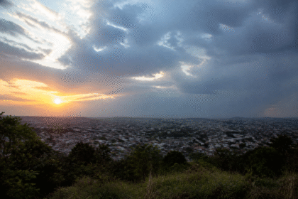 Imagem ilustrativa: Previsão do tempo para hoje em ribeirão das neves sol nuvens à tarde e chuva à noite