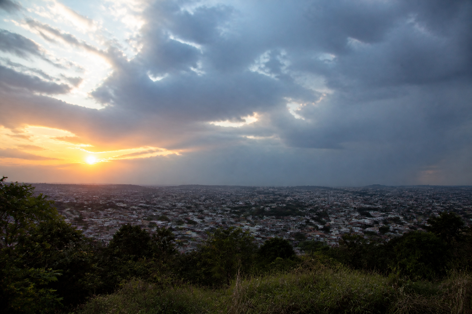 Imagem ilustrativa: Previsão do tempo para hoje em ribeirão das neves sol nuvens à tarde e chuva à noite